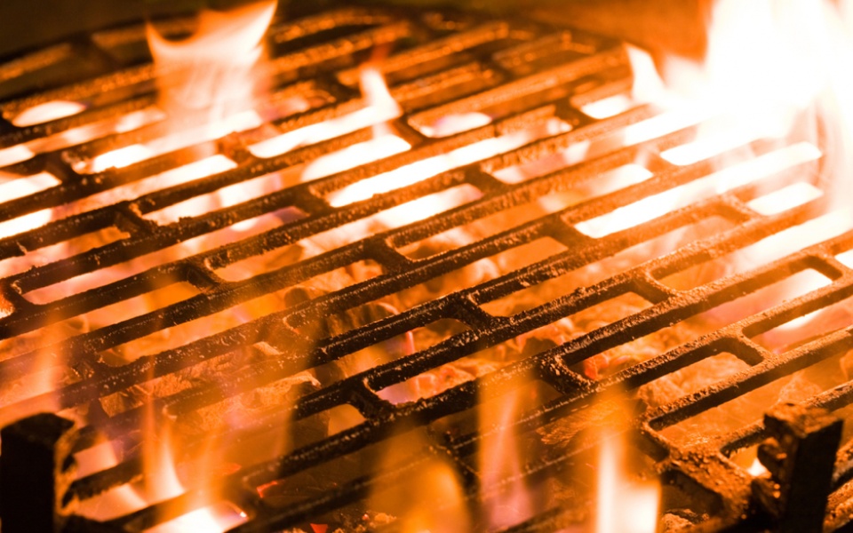 Tips on controlling the flame and temperature when grilling on the barbeque