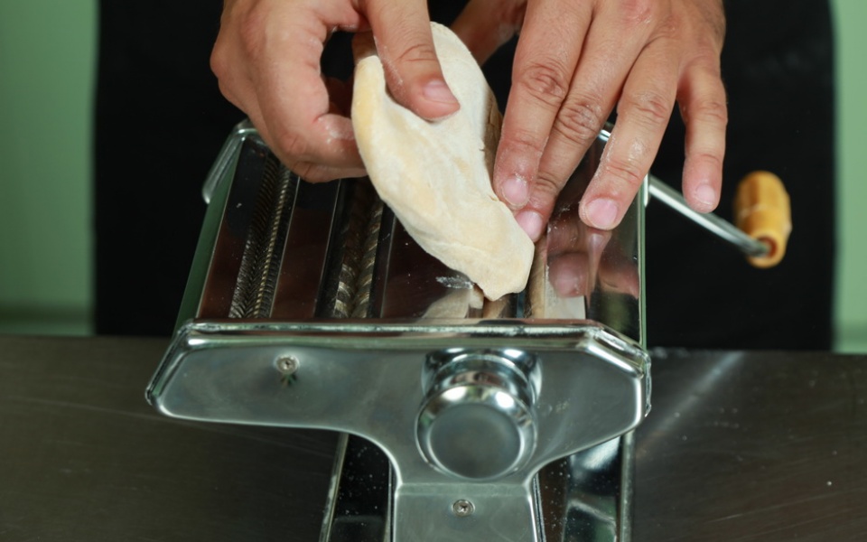 Fresh pasta: The correct equipment for making the pasta sheets