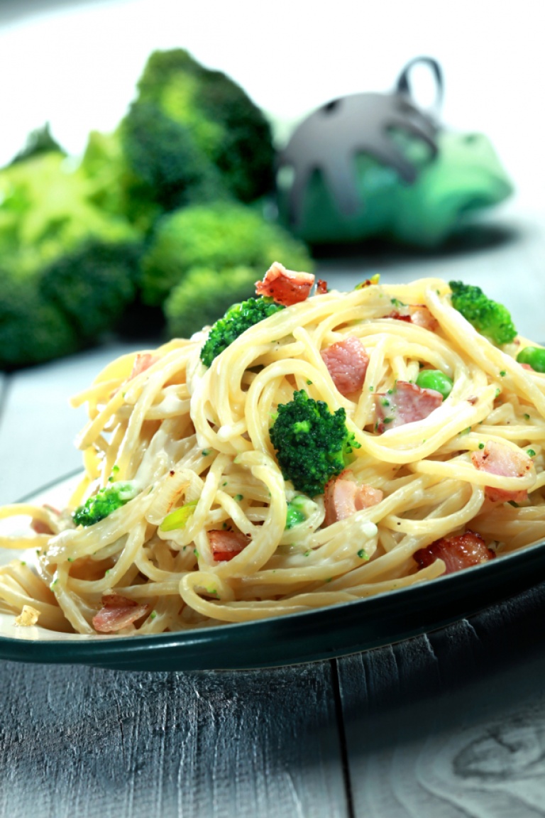 Spaghetti with carbonara sauce and peas